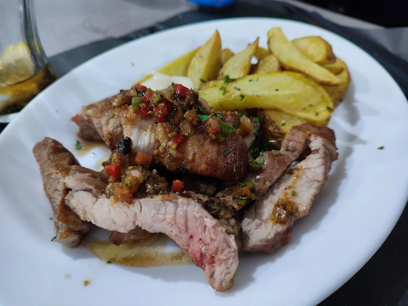 Secreto de cerdo a la brasa con chimichurri y patatas