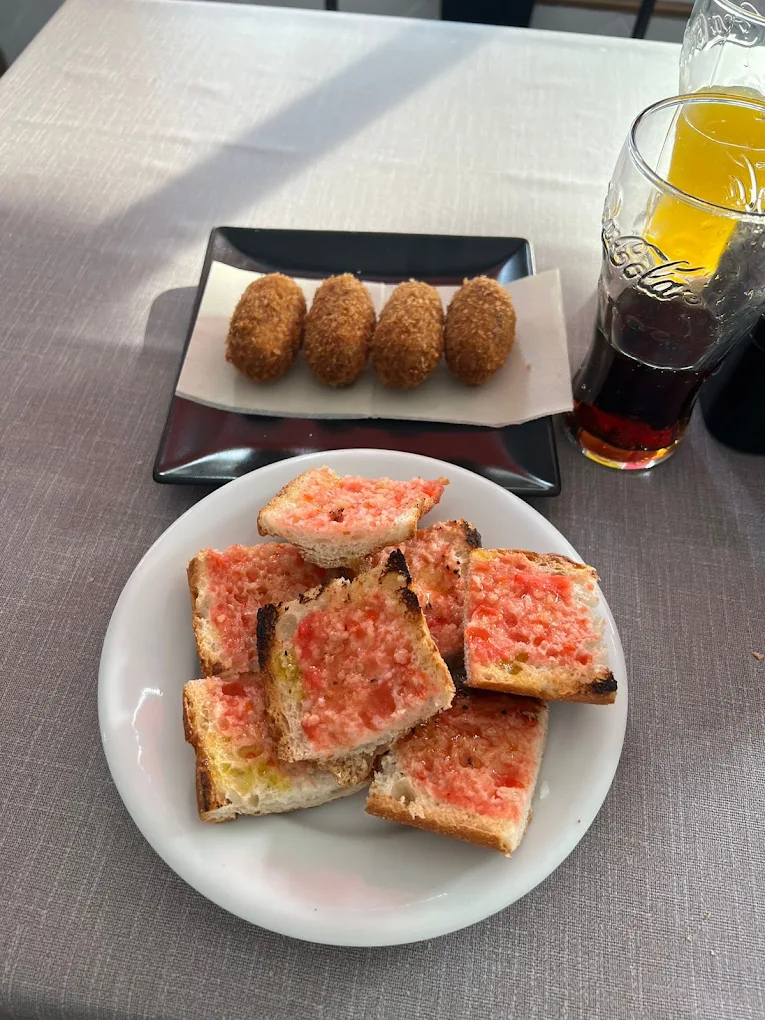 Café y desayuno con pan con tomate